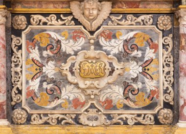 BRESCIA, İtalya - 21 Mayıs 2016: Chiesa di San Giuseppe kilisesinin sunağının yanındaki taş mozaik.