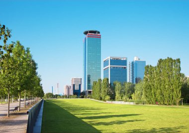 Brescia - Parco Tarello Parkı ve modern yüksek binalar.