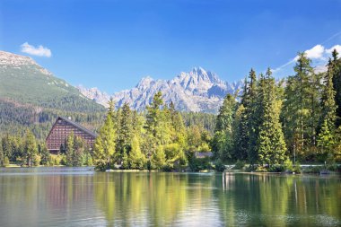 Yüksek Tatras - Strbske Pleso Gölü ve Vysoka zirvesi arka planda