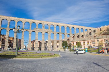 SEGOVIA, İspanya, Nisan - 14, 2016: Segovia ve Plaza del Artilleria Aqueduct.