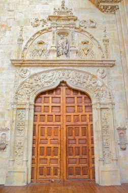 SALAMANCA, SPAIN, APRIL - 16, 2016: Rönesans portalı (Puerta de San Jose) San Esteban Manastırı Avlusu.