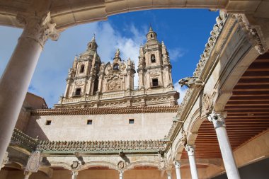 SALAMANCA, SPAIN, APRIL - 17, 2016: The atrium Casa de las Conchas - Mermi evleri ve Pontikal Üniversitesi kuleleri.