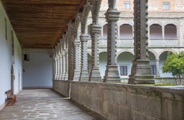 AVILA, İspanya, Nisan - 18, 2016: The atrium of Real Manasterio de Santo Tomas.