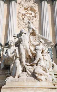 MADRID, SPAIN - 9 Mart 2013: Buen Retiro parkındaki XII. Alfonso Anıtı 'ndan bir heykel.