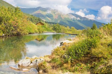 High Tatras - Arka planında Belianske Tatry olan Zelene Pleso Gölü.