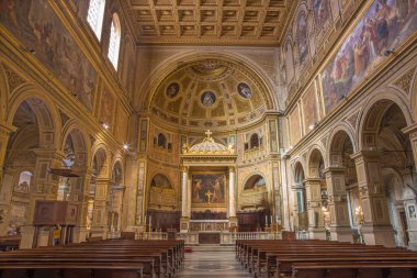 ROMA, İTALYA - 12 Mart 2016 Şam 'daki kilise kilisesi Bazilikası di San Lorenzo' nun ana sunağı Gian Lorenzo Bernini 'nin.
