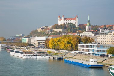 BRATISLAVA, SLOVAKIA, EKİM - 27 Ekim 2016: Rıhtım, katedral ve kale.