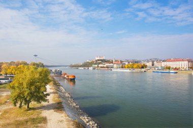 BRATISLAVA, SLOVAKIA, OKTOBER - 27, 2016: Panorama SNP köprüsü, liman, katedral ve kaleyi kapsıyor.