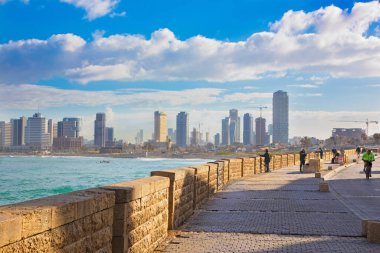 TEL AVIV, ISRAEL - 2 Mart 2015: Sabah eski Jaffa ve Tel Aviv 'in altında gezinti güvertesi.