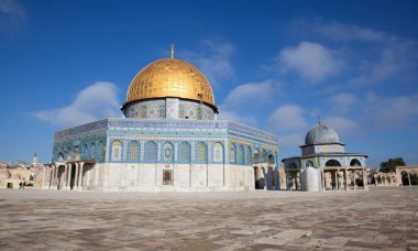 JERUSALEM, ISRAEL - 5 Mart 2015: The Dom of Rock on the Temple Mount in the Old City. Kubbe, Umayyad Halife Abdülmelik (689 ve 691) tarafından inşa edildi ve Sultan Süleyman tarafından döşendi..