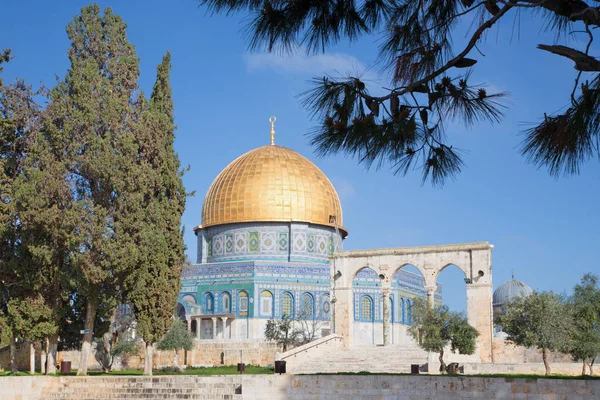 JERUSALEM, ISRAEL - 5 Mart 2015: The Dom of Rock on the Temple Mount in the Old City. Kubbe, Umayyad Halife Abdülmelik (689 ve 691) tarafından inşa edildi ve Sultan Süleyman tarafından döşendi..