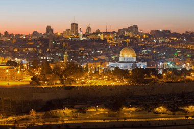 Kudüs - Zeytin Dağı 'ndan alacakaranlıkta eski şehre bakış.