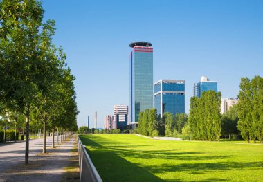 Brescia - Parco Tarello Parkı ve modern yüksek binalar.