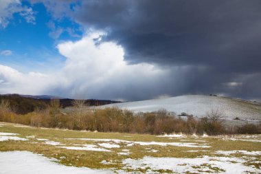 Slovakya - Silicka Planina platosunun üzerindeki bahar fırtınası.