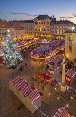 BRATISLAVA, SLOVAKIA - 28 Kasım 2016: Akşam karanlığında ana meydanda Noel pazarı.