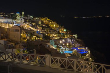 Santorini - Oia 'dan doğuya gece bakışı.