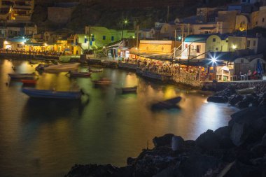 SANTORINI, GREECE - 5 Ekim 2015: Oia 'daki Amoudi Limanı.