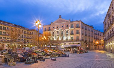 SEGOVIA, İspanya, Nisan - 14, 2016: Plaza Belediye Başkanı Meydanı ve Sabah Pazarı
