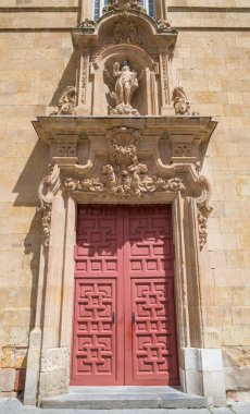 SALAMANCA, SPAIN, APRIL - 17, 2016: Aziz Jose de Larra de Churriguera (18 cent) ile San Sebastian Kilisesi 'nin barok kapısı..).