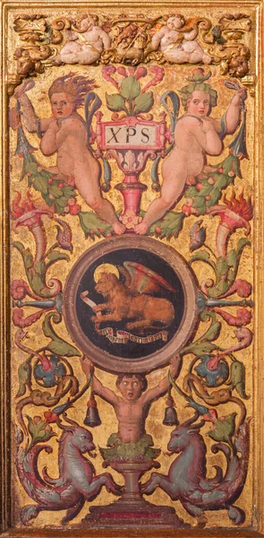 AVILA, SPAIN, APRIL - 18, 2016: Cornelius de Holanda 'nın Catedral de Cristo Salvador' daki kilisesinin platerik dekoratif kapısı. Evangelist Aziz Mark 'ın sembolik....