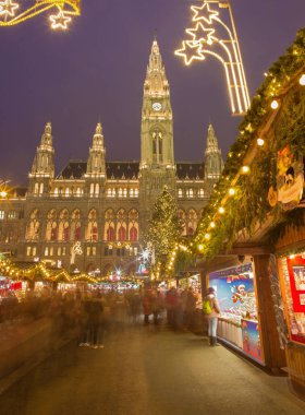 VIENNA, AUSTRIA - 19 Aralık 2014: Rathausplatz Meydanı 'ndaki belediye binası veya Rathaus ve noel pazarı.