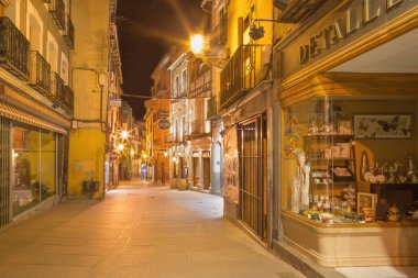 SEGOVIA, SPAIN, APRIL - 13, 2016: Geceleyin eski kasabadaki cadde.