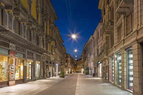 CREMONA, İTALYA - 24 Mayıs 2016: Eski şehrin caddesi alacakaranlıkta.