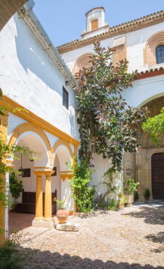 CORDOBA, İspanya - 26 Mayıs 2015: Santa Marta Manastırı Kilisesi 'nin atriyum ve geç dönem gotik portalı.