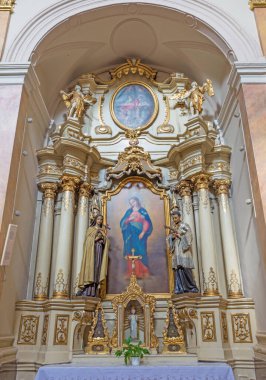 TRNAVA, SLOVAKIA - 3 Mart 2014: Cizvit Kilisesi 'nin yan barok sunağı..