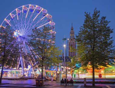 LEUVEN, BELGIUM - 3 EYLÜL 2013: Monsenyör Ladeuzeplein 'deki eğlence parkı - akşam karanlığında meydan.