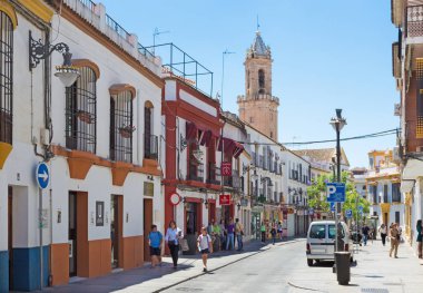 CORDOBA, İspanya - 26 Mayıs 2015: Tipik Endülüs Caddesi.