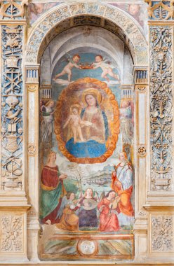 PADUA, İtalya - 9 Eylül 2014: The Madonna with the child by Bonino da Campione (14. Sent.) Umberto da Carrara 'nın mezarında bulunan Eremitani (Chiesa degli Eremitani) kilisesinde..