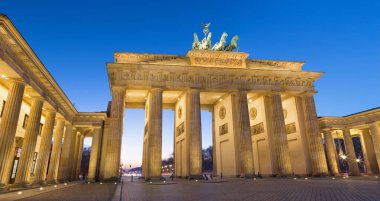 Berlin - Akşam karanlığında Brandemburg Kapısı.