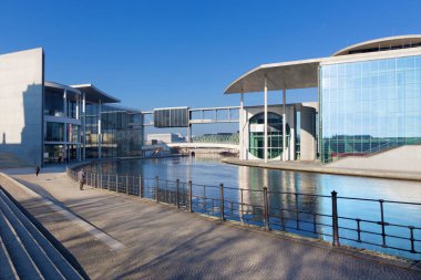 BERLİN, GERMANY, FEBRUARY - 13, 2017: Spree Nehri üzerindeki modern hükümet binaları.