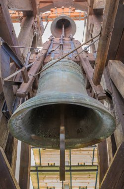 BRATISLAVA, SLOVAKIA - 11 Ekim 2014: St. Martins Katedrali 'nin en eski ve en büyük çanı (2513 kg, 1557 mm) Baltazr Herold (1670)).