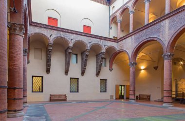 BOLOGNA, İtalya - 16 Mart 2014: Ortaçağ Müzesi Atriyumu