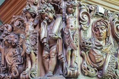 BRUGGE, BELGIUM - 12 Haziran 2014: B. de Lannoy 'un (1685-1689) Aziz Jocobs Kilisesi' ndeki (Jakobskerk) melek heykelleri).