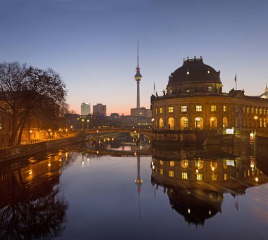 BERLİN, ALMANY, FEBRUARY - 16, 2017: Spree nehri üzerindeki Bodenmuseum ve sabah alacakaranlıkta Frensehturm.