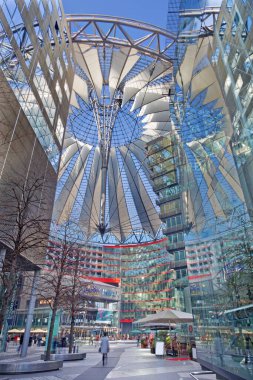 BERLİN, ALMANY, ŞUBAT - 15, 2017: sabah Sony Center. Merkez Helmut Jahn ve Peter Walker tarafından peyzaj mimarı olarak tasarlandı ve inşaat 2000 yılında tamamlandı..