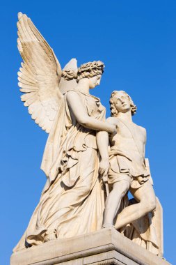 BERLİN, ALMANY, FEBRUARY - 13, 2017: Nike heykeli, 1853 yılında Ludwig Wilhelm Wichmann 'ın saray köprüsünde (Schlossbruecke) yaralanan savaşçıya yardım eder..