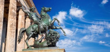 BERLİN, ALMANY, FEBRUARY - 13, 2017: Dom, Altes Müzesi 'nin sütunları ve Albert Wolff' un Lowenkampfer adlı bronz heykeli.).