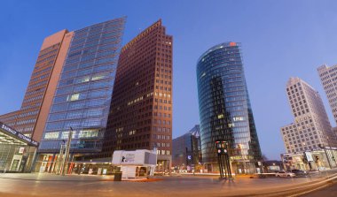 BERLİN, ALMANY, FEBRUARY - 15, 2017: Akşam karanlığında Posdam Meydanı 'nın yüksek binaları.