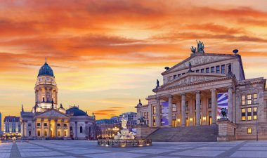 BERLİN, ALMANY, FEBRUARY - 13, 2017: Alman Dom Kilisesi ve Jandarma Meydanı 'ndaki Konzerthaus Binası.