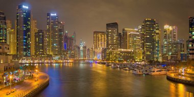 DUBAI, BAE - 25 Mart 2017 Marina gezinti güvertesi akşamı.