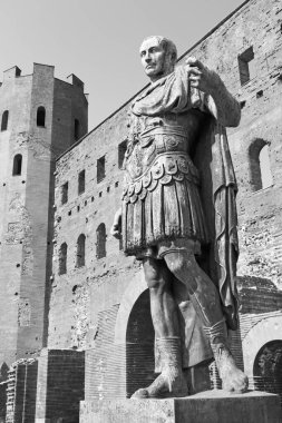 Torino - Caeser Heykeli ve Palatine Kapısı.
