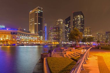 DUBAI, BAE - 25 Nisan 2017: Marina 'nın Gece Yürüyüşü.