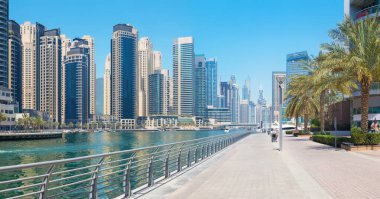 DUBAI, BAE - 1 Nisan 2017: Marina gezinti güvertesi.