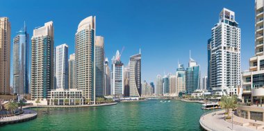 Dubai - Marina, gökdelenler ve gezinti güvertesi.