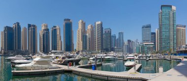 DUBAI, BAE - 1 Nisan 2017: Marina 'nın yatları ve gezinti alanı.