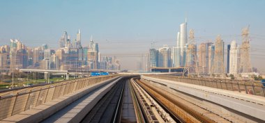 Dubai - Marina kuleleri ve metro rayları.